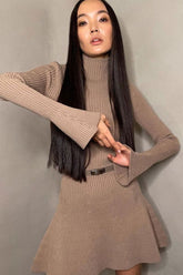 Schickes hochgeschlossenes, ausgestelltes, langärmliges Rippstrick-Winterpullover-Minikleid - Khaki