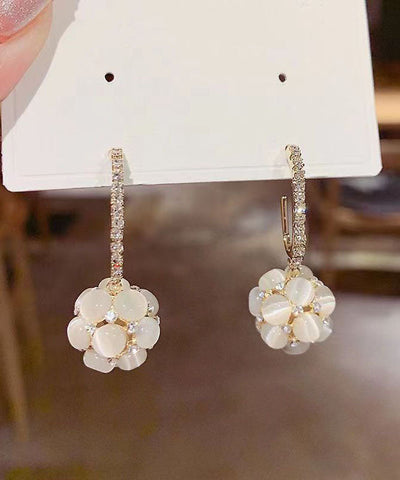 Pendientes esféricos de aleación de cobre y oro con circonitas y ópalo.  Pendientes esféricos de aleación de cobre y oro con circonitas y ópalo.