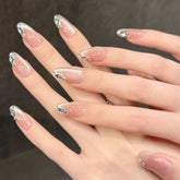 Nagelspitzen im Cat-Eye-Stil mit zerbrochenen Kristallen, die eine kalte und raffinierte Aura ausstrahlen, handgefertigt zum Tragen