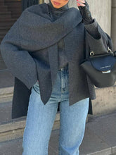 Capa tipo chal estilo vintage gris con bufanda