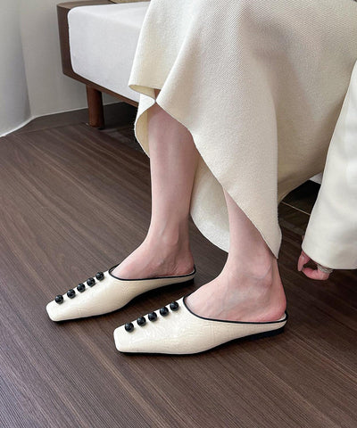 Boutique Apricot – Flache Sandalen aus Kunstleder mit Spleiß  Boutique Apricot – Flache Sandalen aus Kunstleder mit Spleiß