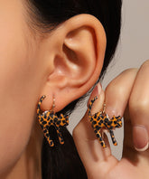 Pendientes de aro con diseño de leopardo y pequeños gatos