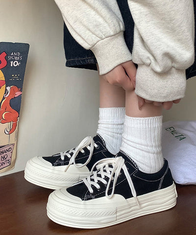 Lässige, bequeme, weiße flache Canvas-Schuhe zum Schnüren  Lässige, bequeme, weiße flache Canvas-Schuhe zum Schnüren