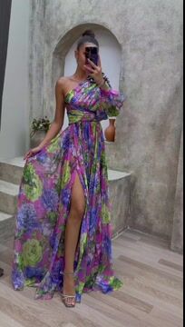 Lila elegantes Abendkleid mit Blumenmuster und Schlitz  Lila elegantes Abendkleid mit Blumenmuster und Schlitz