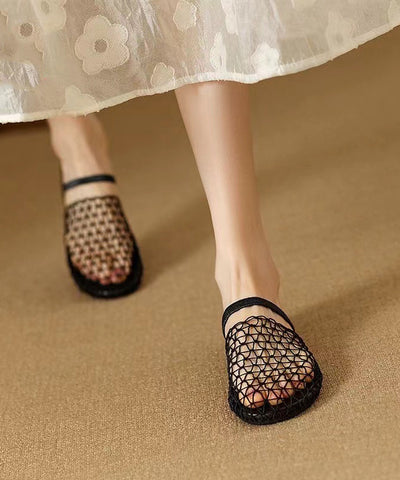 Sandalias negras de moda con aberturas y malla transpirable  Sandalias negras de moda con aberturas y malla transpirable
