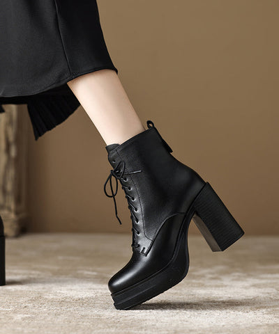 Braune Stiefel aus Rindsleder mit Schnürung und klobigem Absatz  Braune Stiefel aus Rindsleder mit Schnürung und klobigem Absatz