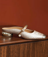 Champagnerfarbene Slide-Sandalen aus geprägtem Rindsleder im chinesischen Stil