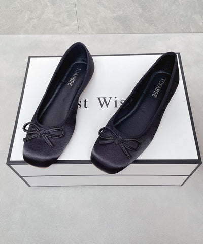 Zapatos planos de satén azul con lazo y diseño boutique  Zapatos planos de satén azul con lazo y diseño boutique