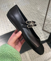 Schwarzes Rindsleder Plattfußschuhe Spleißen Schnalle Riemen