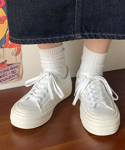 Lässige, bequeme, weiße flache Canvas-Schuhe zum Schnüren  Lässige, bequeme, weiße flache Canvas-Schuhe zum Schnüren