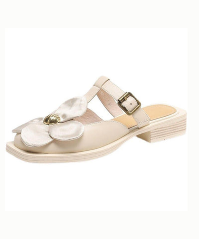 Edle beige Sandalen mit Blumenmuster und Hohlsaum  Edle beige Sandalen mit Blumenmuster und Hohlsaum