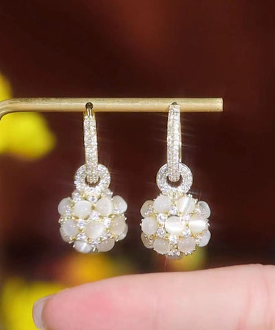 Pendientes esféricos de aleación de cobre y oro con circonitas y ópalo.  Pendientes esféricos de aleación de cobre y oro con circonitas y ópalo.