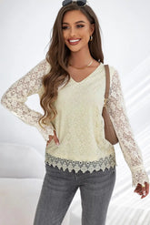 elegante beige Bluse mit V-Ausschnitt und Blümchenspitze