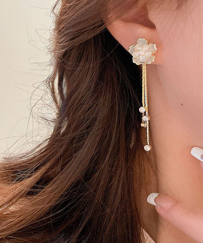 Pendientes colgantes con borlas de camelia y circonitas de aleación de cobre y oro de moda  Pendientes colgantes con borlas de camelia y circonitas de aleación de cobre y oro de moda