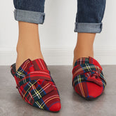 Flache Pantoletten mit spitzer Zehenpartie und Fliege