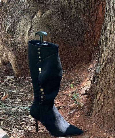 Schwarze Wildlederstiefel mit Nietenspleißung und spitzer Zehenpartie  Schwarze Wildlederstiefel mit Nietenspleißung und spitzer Zehenpartie