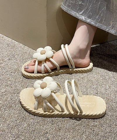 Sandalias con punta abierta y diseño floral en verde para vacaciones en la playa  Sandalias con punta abierta y diseño floral en verde para vacaciones en la playa