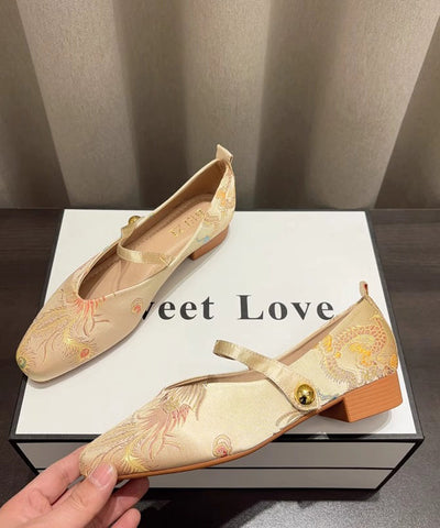 Gelbe Stickerei Schnalle Riemen Neue chinesische Schuhe mit klobigem Absatz  Gelbe Stickerei Schnalle Riemen Neue chinesische Schuhe mit klobigem Absatz