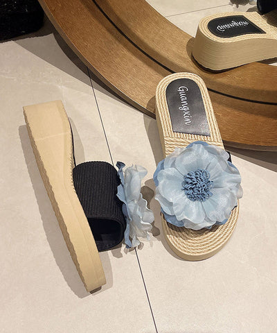 Sandalias de cuña con punta abierta y diseño floral negro bohemio  Sandalias de cuña con punta abierta y diseño floral negro bohemio