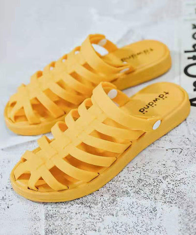 Sandalias negras informales con aberturas y empalmes  Sandalias negras informales con aberturas y empalmes