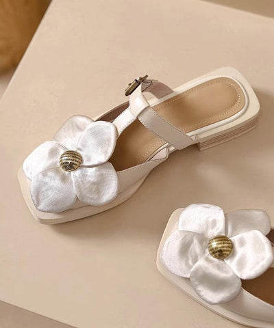 Edle beige Sandalen mit Blumenmuster und Hohlsaum  Edle beige Sandalen mit Blumenmuster und Hohlsaum