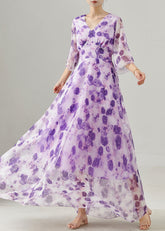 Hermoso vestido de verano de gasa con dobladillo extra grande y estampado floral morado