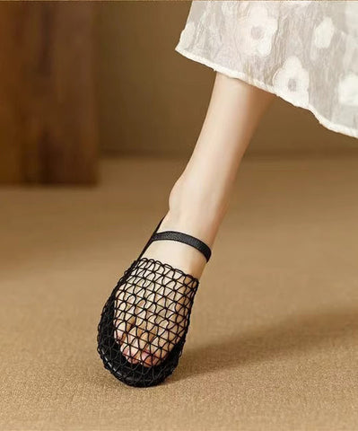 Sandalias negras de moda con aberturas y malla transpirable  Sandalias negras de moda con aberturas y malla transpirable