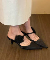 Schwarze Sandalen mit Blumenmuster und spitzer Zehenpartie im Stiletto-Stil
