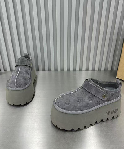 Schicke Plateau-Sandalen aus Wildleder in Hellkamel mit Prägung  Schicke Plateau-Sandalen aus Wildleder in Hellkamel mit Prägung