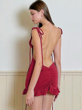 Minivestido sexy de fiesta ajustado con tirantes y volantes en el borde y espalda abierta