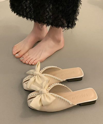 Sandalias negras de piel sintética con detalle de lazo y cuentas  Sandalias negras de piel sintética con detalle de lazo y cuentas