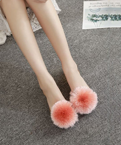 Sandalias planas transparentes con forma de pez y decoradas con bolas peludas  Sandalias planas transparentes con forma de pez y decoradas con bolas peludas