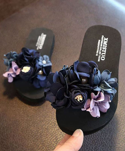 Sandalias estilo bohemio con diseño floral en color rosa y punta abierta  Sandalias estilo bohemio con diseño floral en color rosa y punta abierta