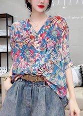 Camisa elegante con cuello en V azul y botones estampados, manga media