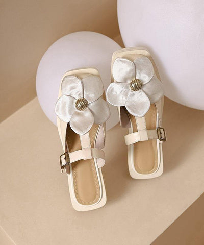 Edle beige Sandalen mit Blumenmuster und Hohlsaum  Edle beige Sandalen mit Blumenmuster und Hohlsaum
