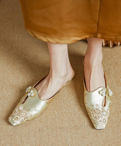Sandalias estilo chino con tiras de satén dorado y jacquard  Sandalias estilo chino con tiras de satén dorado y jacquard
