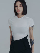 Camiseta sencilla de color liso con cuello redondo y manga corta