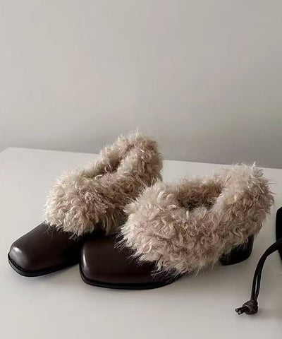 Braune, klobige Loafer-Schuhe aus weichem Kunstleder mit flauschigem Wollfutter  Braune, klobige Loafer-Schuhe aus weichem Kunstleder mit flauschigem Wollfutter