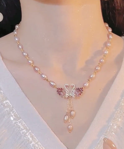 Collar con colgante de perla de cisne con sobredorado de cobre morado claro de moda  Collar con colgante de perla de cisne con sobredorado de cobre morado claro de moda
