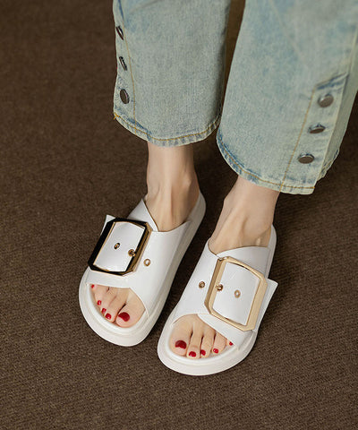 Sandalias negras con plataforma y diseño casual y cómodo  Sandalias negras con plataforma y diseño casual y cómodo