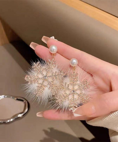 Modern White Copper Alloy Snowflake Fuzzy Fur Fluffy Drop Earrings Modern White Copper Alloy Snowflake Fuzzy Fur Fluffy Drop Earrings