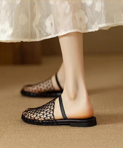 Sandalias negras de moda con aberturas y malla transpirable  Sandalias negras de moda con aberturas y malla transpirable