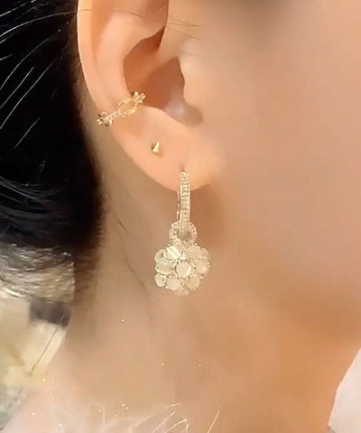 Pendientes esféricos de aleación de cobre y oro con circonitas y ópalo.  Pendientes esféricos de aleación de cobre y oro con circonitas y ópalo.