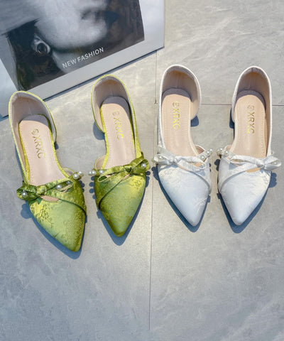 Zapatos planos hechos a mano con lazo verde y cuentas de clavo  Zapatos planos hechos a mano con lazo verde y cuentas de clavo