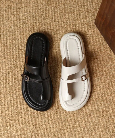 Lässige, ausgehöhlte schwarze Flip-Flops-Sandalen  Lässige, ausgehöhlte schwarze Flip-Flops-Sandalen