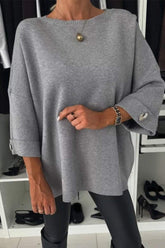 Eleganter und moderner Strickpullover mit halblangen Ärmeln und Knopfdetail