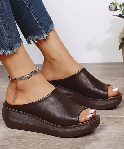 Sandalias blancas de cuña con punta abierta y estilo sencillo  Sandalias blancas de cuña con punta abierta y estilo sencillo