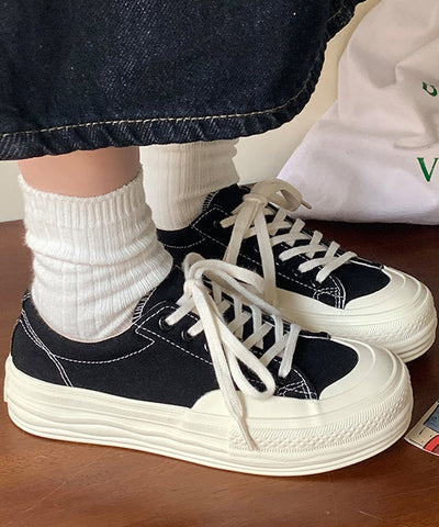 Lässige, bequeme, weiße flache Canvas-Schuhe zum Schnüren  Lässige, bequeme, weiße flache Canvas-Schuhe zum Schnüren