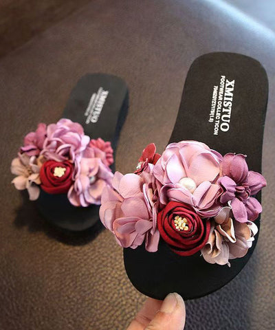 Sandalias estilo bohemio con diseño floral en color rosa y punta abierta  Sandalias estilo bohemio con diseño floral en color rosa y punta abierta