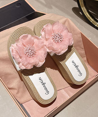 Sandalias de cuña con punta abierta y diseño floral negro bohemio  Sandalias de cuña con punta abierta y diseño floral negro bohemio